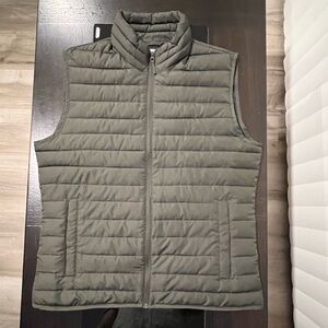 GAP Men's Quilted Puffer Vest - Olive